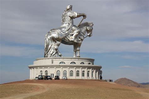 estatua gengis khan|Estatua ecuestre de Gengis Kan